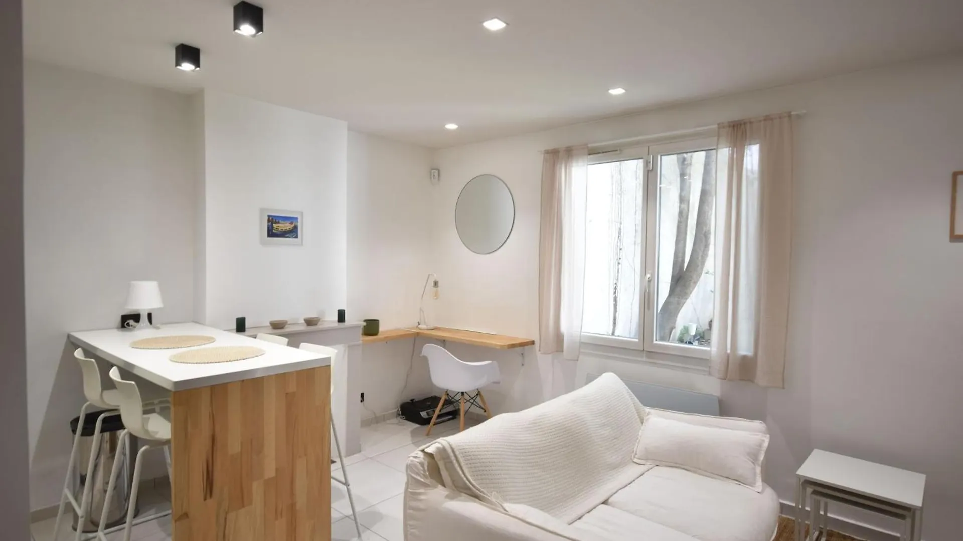 Nice 37 M With Garden In Marseille location
